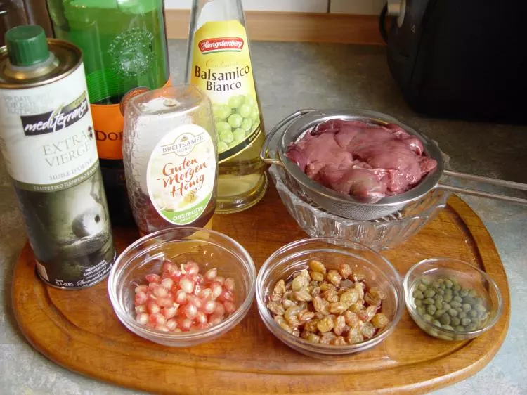 Feldsalat mit Geflügelleber und Kapern-Granatapfel-Vinaigrette