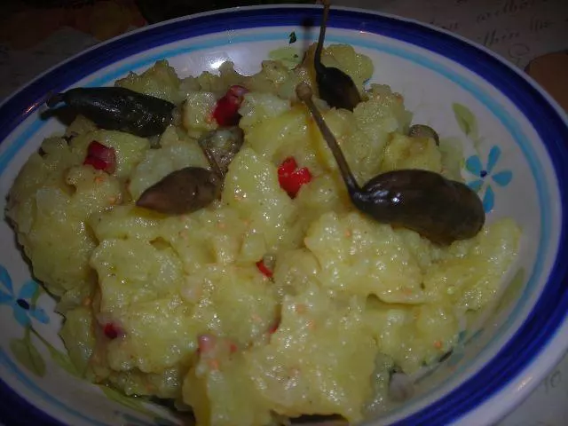 Kartoffelsalat mit Senfsosse und  Kapernäpfel 