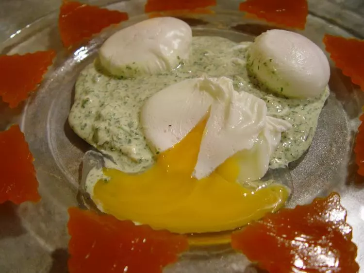 Verlorene Eier auf Frankfurter grüner Soße