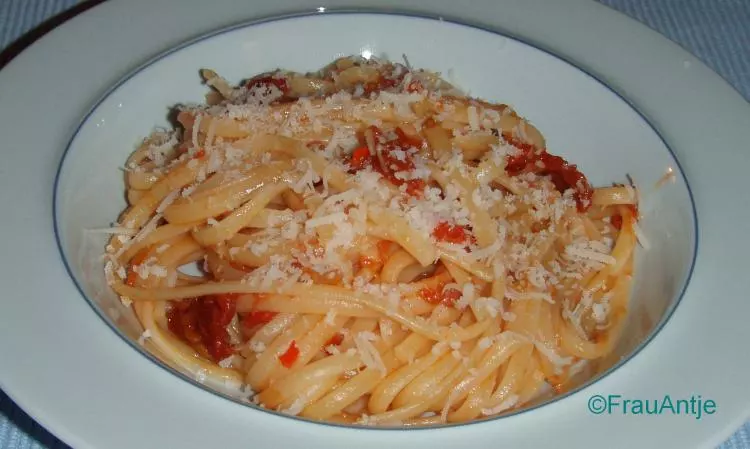 Spaghetti mit getrockneten und frischen Tomaten