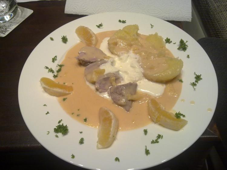 Schweinelende im Ofen mit Orangensahnesoße, Rosmarin und bayrischen ...