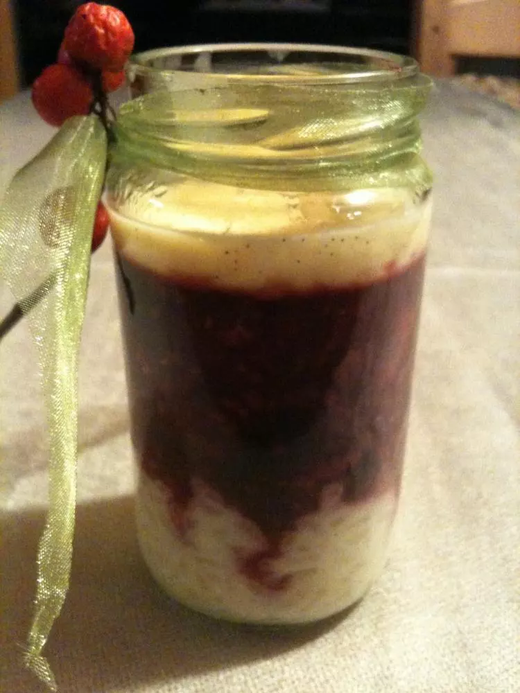 Schichtdessert im Glas mit Milchreis, Beerengrütze und selbst gemachter Vanillesoße