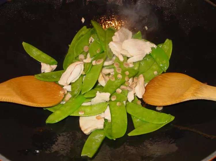 Hähnchenbrust mit Zitronengras im Wok