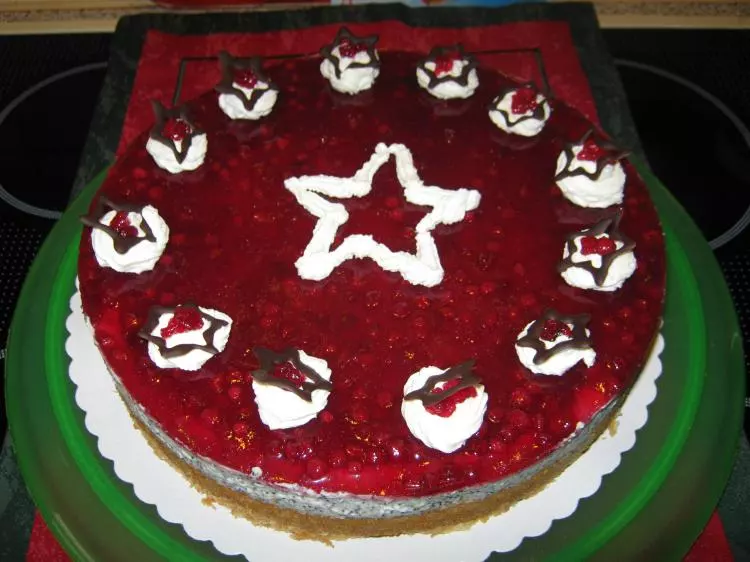 Festliche Mohn-Preiselbeer-Torte