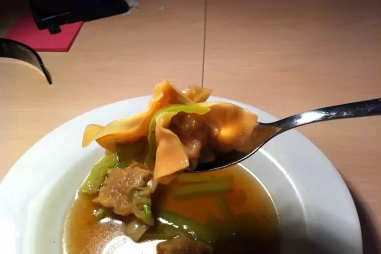Suppe mit Teigtäschchen