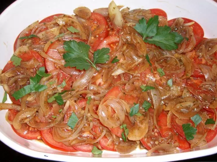 Tomatensalat mit geschmorten Zwiebeln