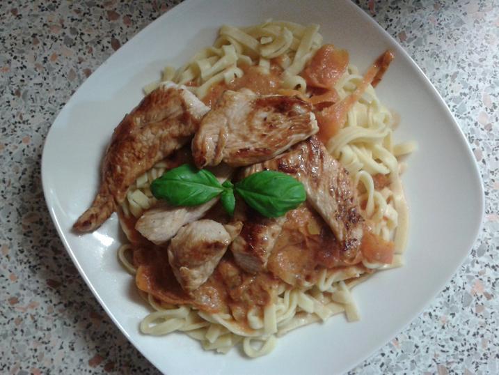 Bandnudeln mit getrockneten Tomaten und gebratenen ...