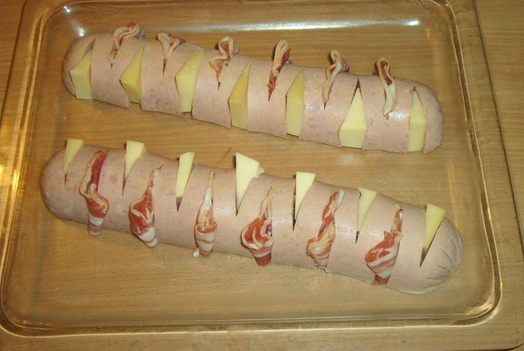 Fleischwurst mit rohem Schinken und Käse überbacken | Kochmeister Rezept