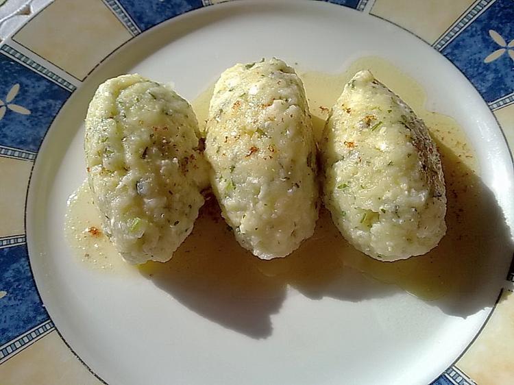 Kräuter-Topfennockerl mit Salat