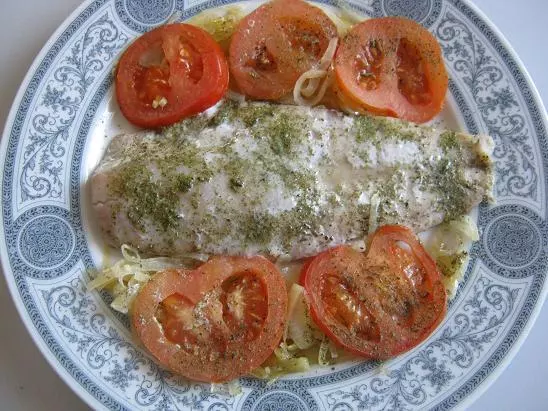 Gedünsteter Fisch mit Tomaten
