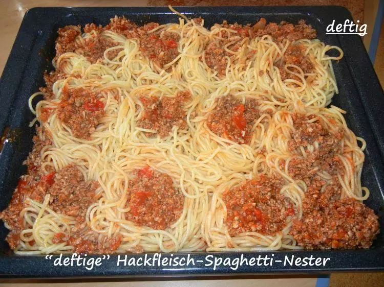 "deftige" Hackfleisch-Spaghetti-Nester