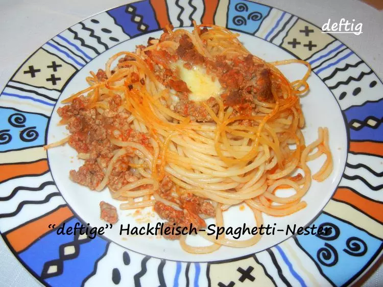 "deftige" Hackfleisch-Spaghetti-Nester