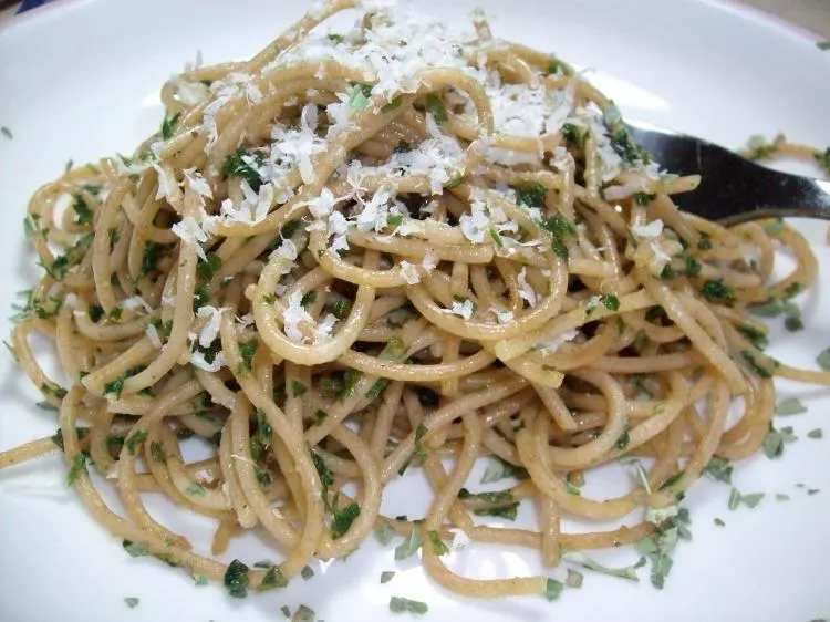 Spaghetti mit Knoblauch und Petersilie
