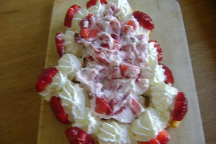 Brandteig Osterhase mit Erdbeersahne