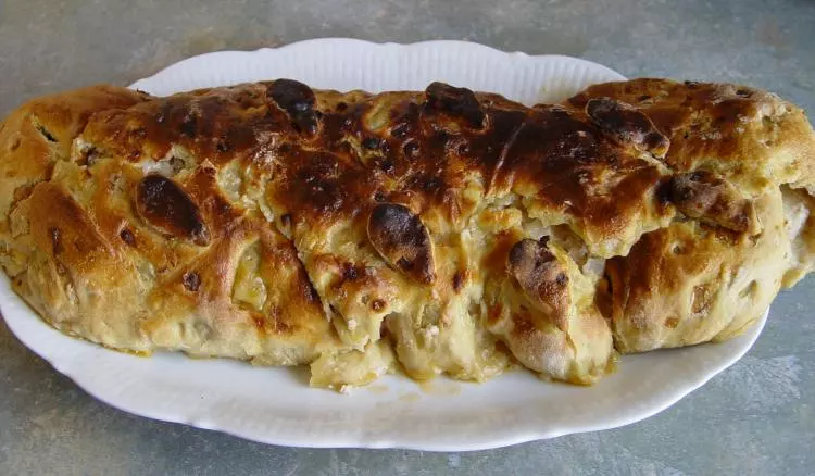 Hackbraten in Zwiebelbrotteig