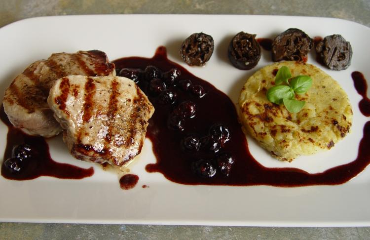 Schweinefilet an Holunderbeersoße und schwarzen Nüssen | Kochmeister Rezept