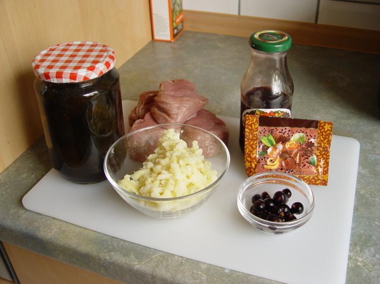 Schweinefilet an Holunderbeersoße und schwarzen Nüssen | Kochmeister Rezept