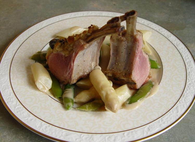 Lammcarre´ mit Olivenkruste auf Spargelragout | Kochmeister Rezept