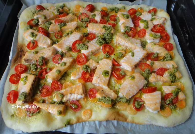 Pizza mit Lachs und Rucola