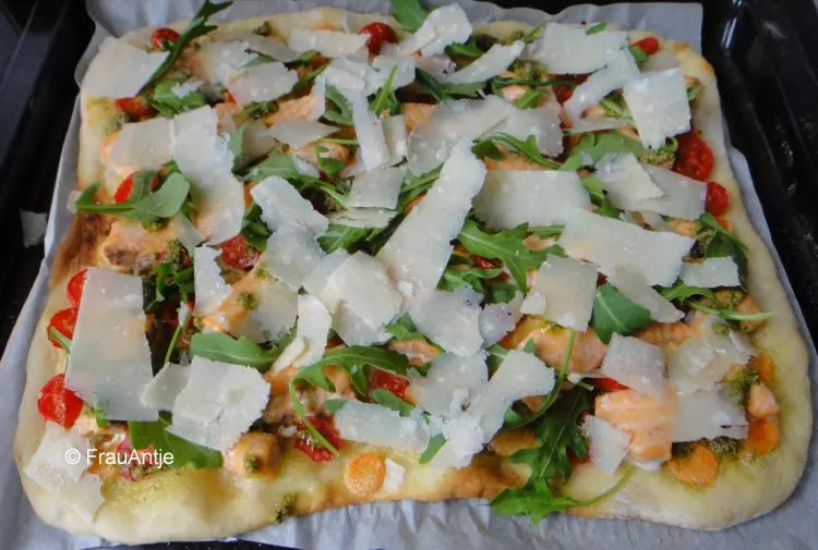 Pizza mit Lachs und Rucola
