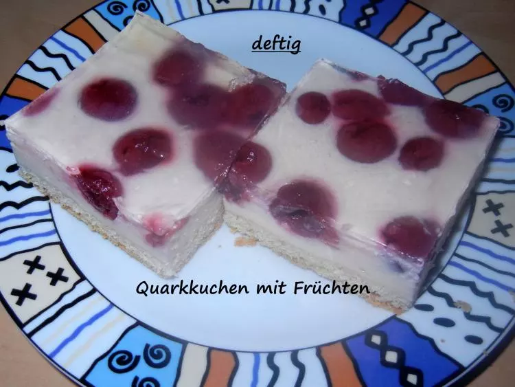 Quarkkuchen mit Früchten