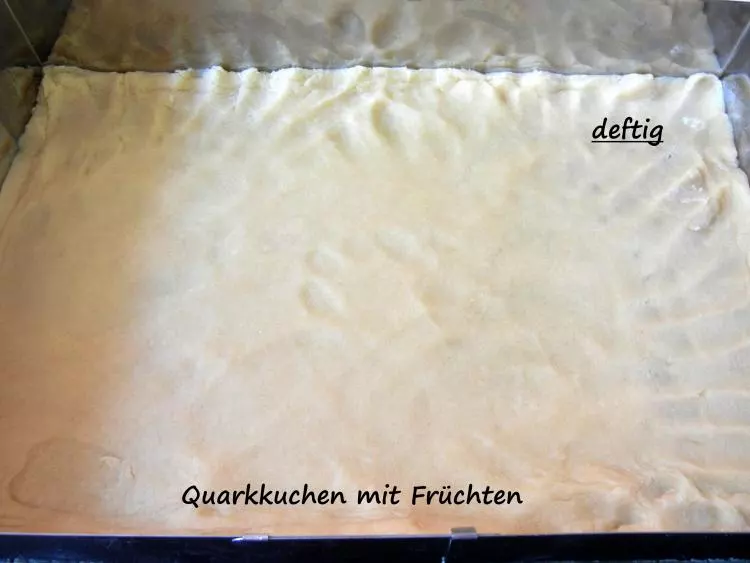 Quarkkuchen mit Früchten