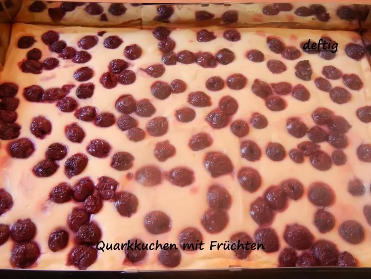 Quarkkuchen mit Früchten