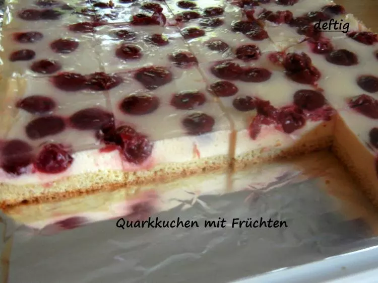 Quarkkuchen mit Früchten