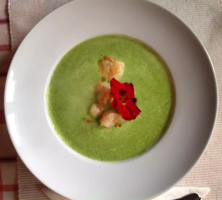 Brunnenkressesuppe mit Knoblauchgarnelen