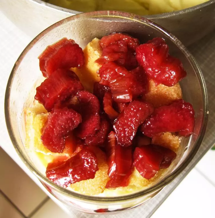 Rhabarber - Erdbeer - Trifle