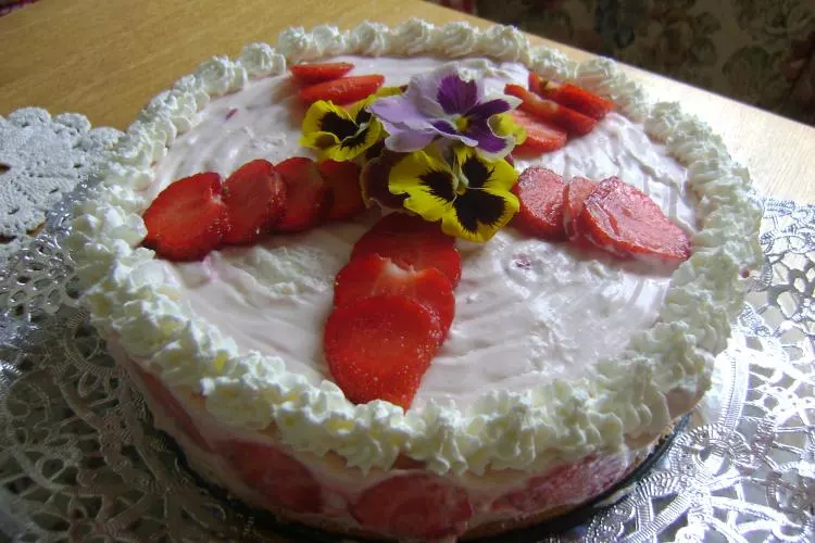 Erdbeer-Mascarpone-Joghurt-Topfen-Sahne-Torte