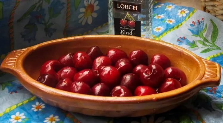 Clafouti mit Kirschen oder Pfirsich