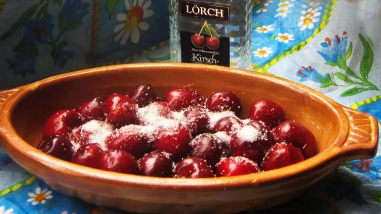 Clafouti mit Kirschen oder Pfirsich