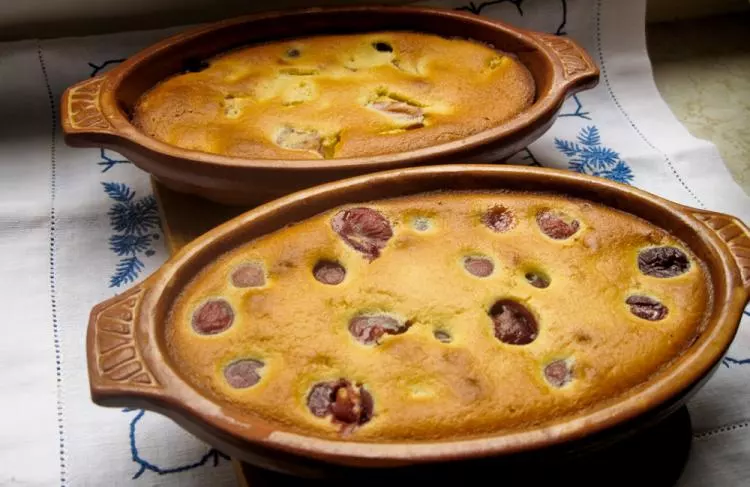 Clafouti mit Kirschen oder Pfirsich