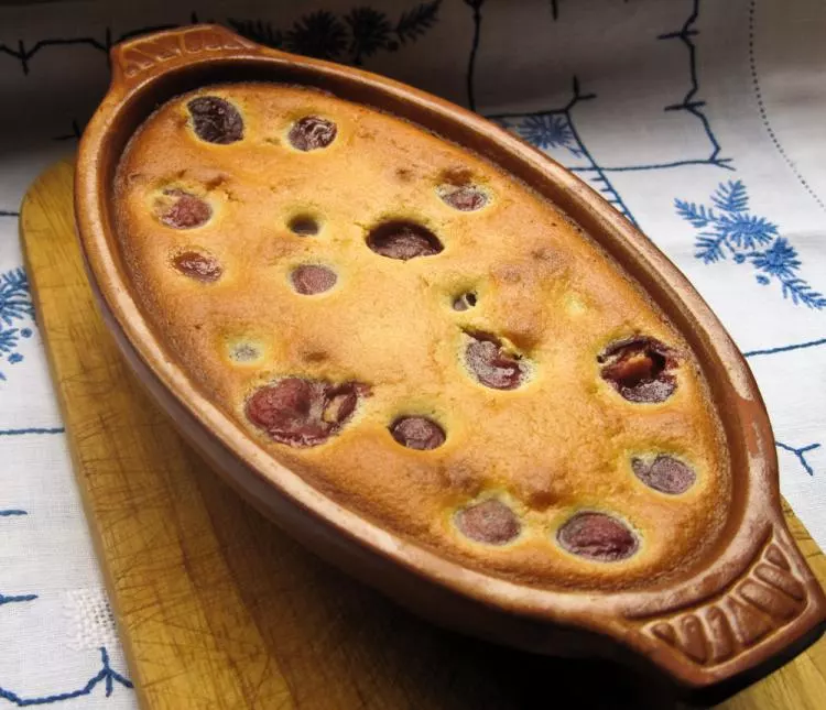 Clafouti mit Kirschen oder Pfirsich