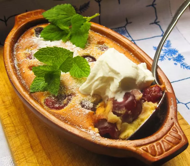 Clafouti mit Kirschen oder Pfirsich