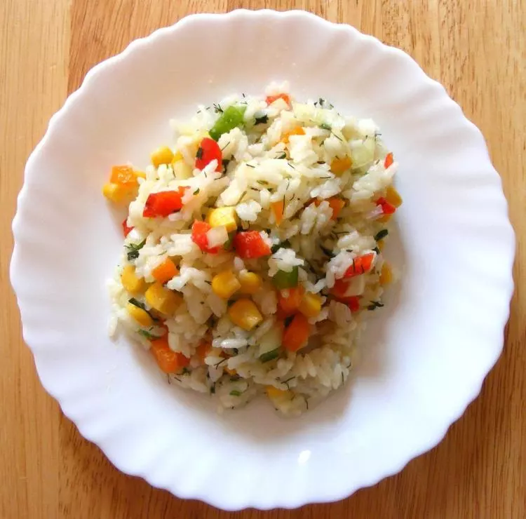 Reissalat mit frischen Kräutern, Paprika und Mais