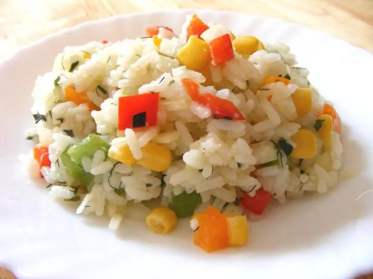 Reissalat mit frischen Kräutern, Paprika und Mais