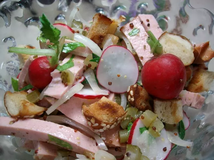 Leberkäsesalat mit Laugenchips