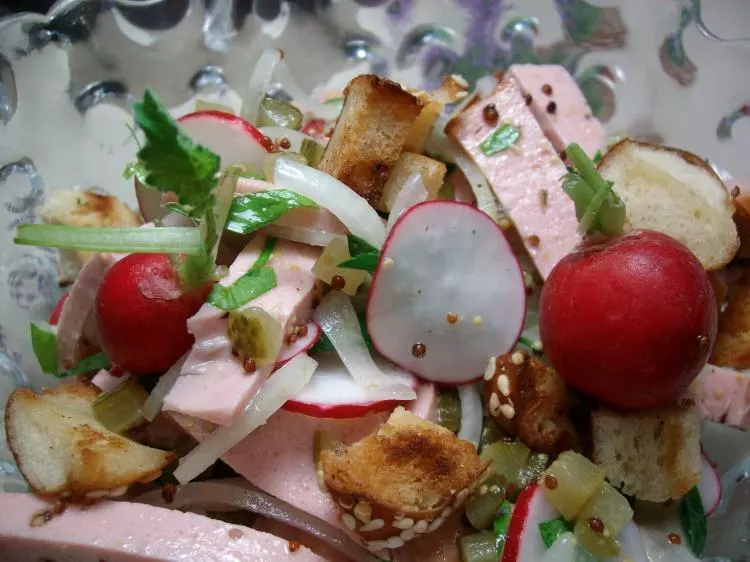 Leberkäsesalat mit Laugenchips