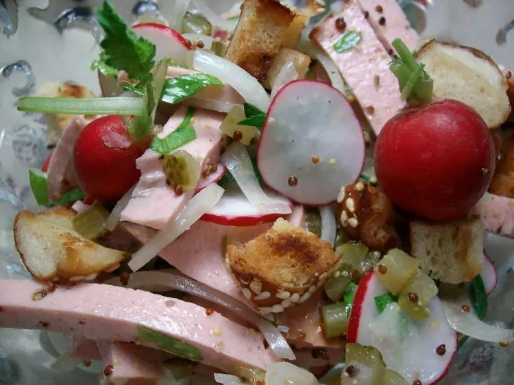 Leberkäsesalat mit Laugenchips