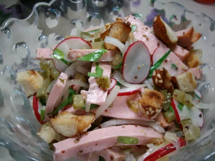 Leberkäsesalat mit Laugenchips