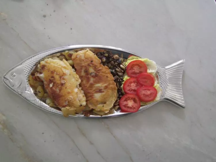 Rotbarschfilet in Bierteig auf Kartoffel-Champignon-Bett