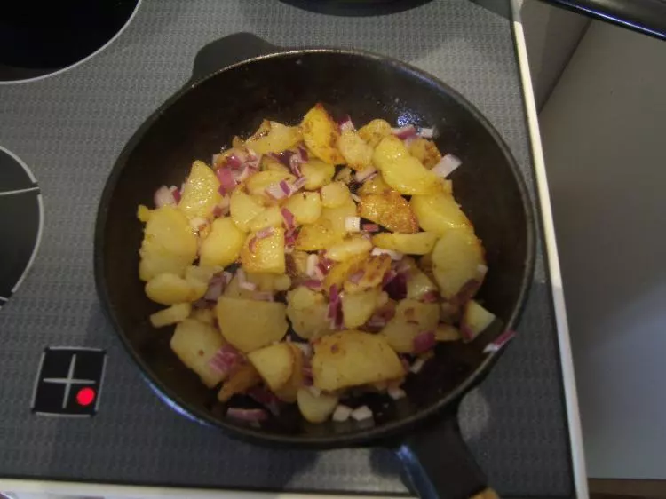 Rotbarschfilet in Bierteig auf Kartoffel-Champignon-Bett