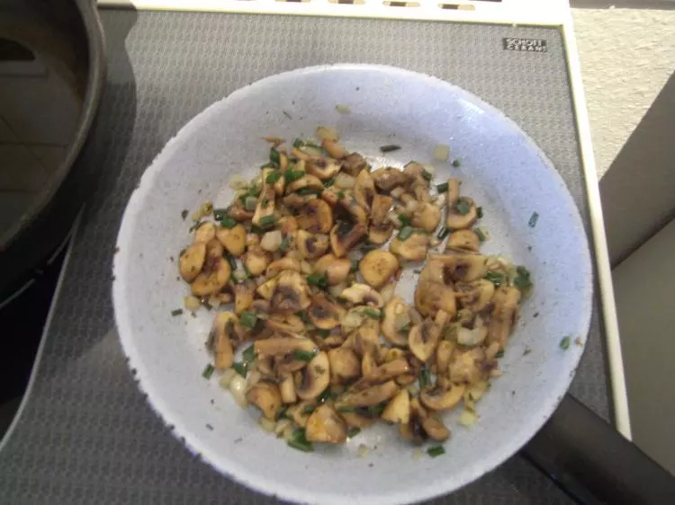Rotbarschfilet in Bierteig auf Kartoffel-Champignon-Bett