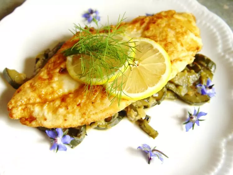 Zanderfilet auf Gurkengemüse