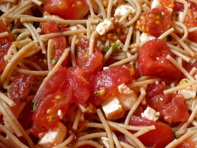 Spaghettiauflauf mit Tomaten und Schafskäse