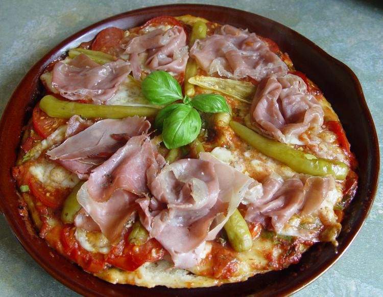 Pizza mit Büffelmozzarella und Parmaschinken