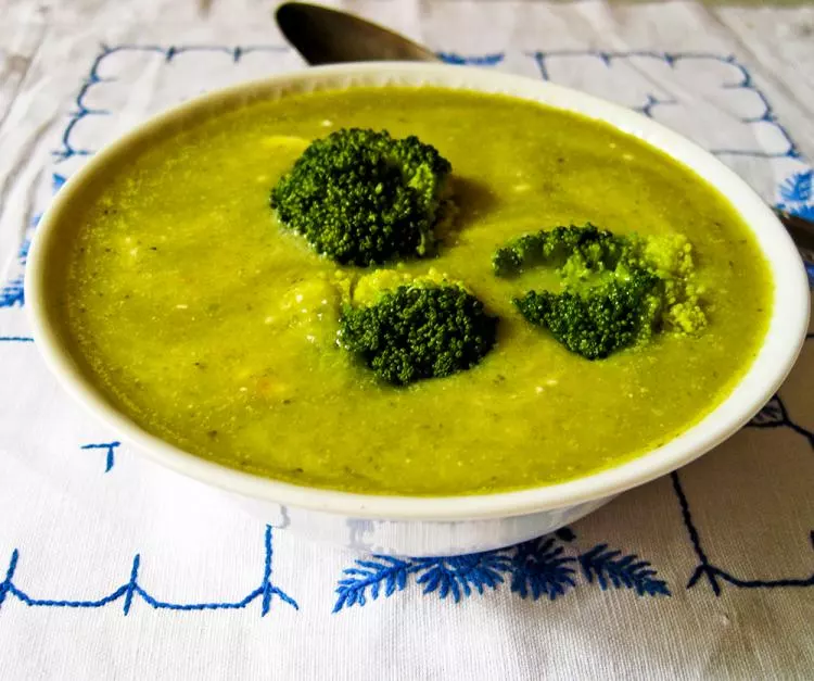 Röschensuppe mit Mandelblättchen