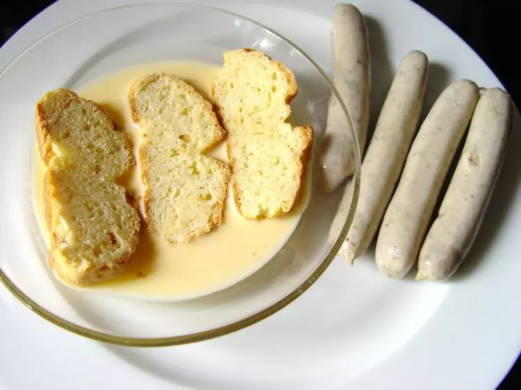 Nürnberger Bratwurstsuppe mit Goldschnitten